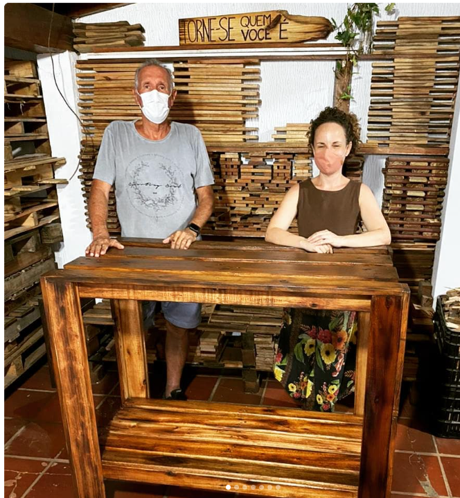 Móvel feito por Paulo Milani: aparador de madeira com prateleira inferior, apresentado no ateliê